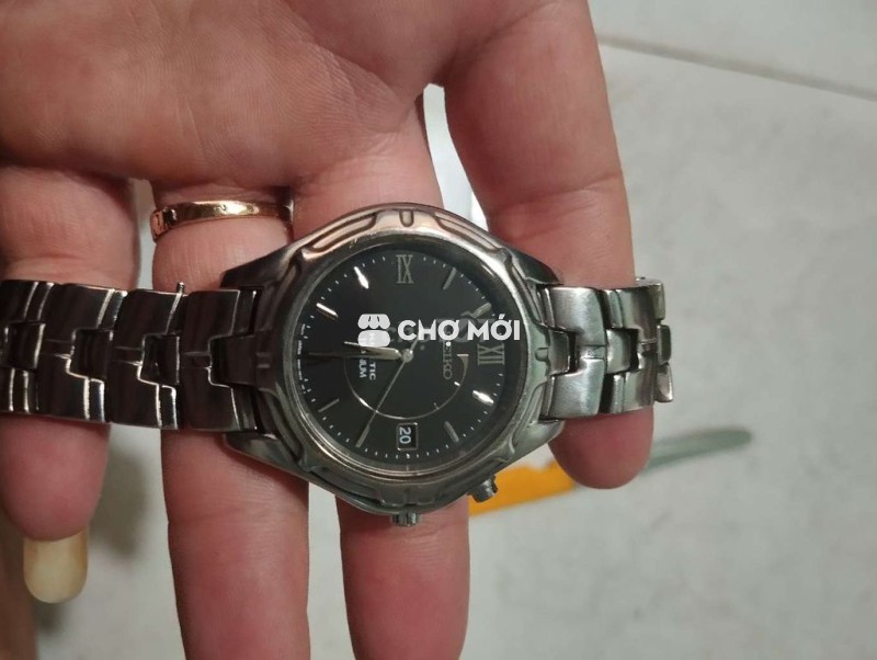 Seiko pin lâu cơ kinetic dây titan