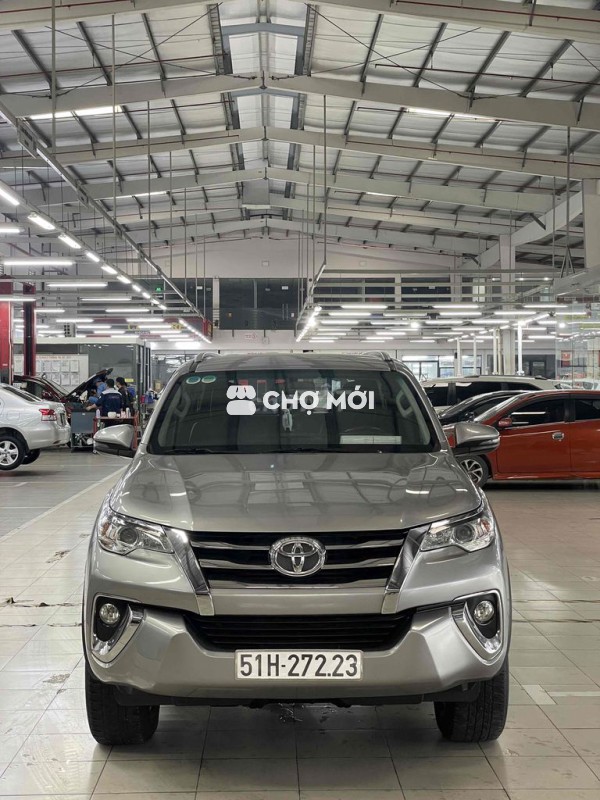Toyota Fortuner 2019 màu bạc máy dầu số tự động