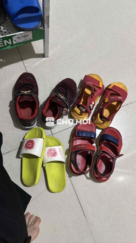 combo 4 đôi giày dép cũ cho bé trai tầm 7-9 tuổi