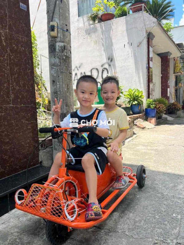 Xe điện cho em bé như hình cần pass lại