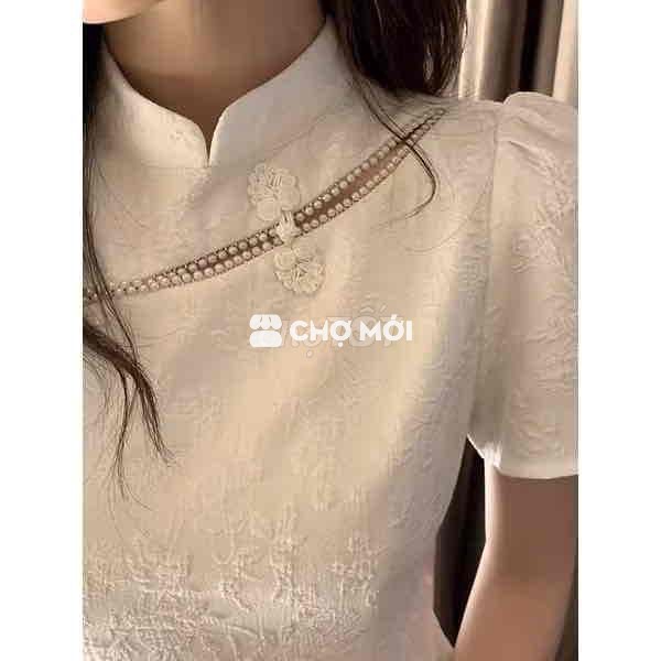 Váy trắng cổ tàu