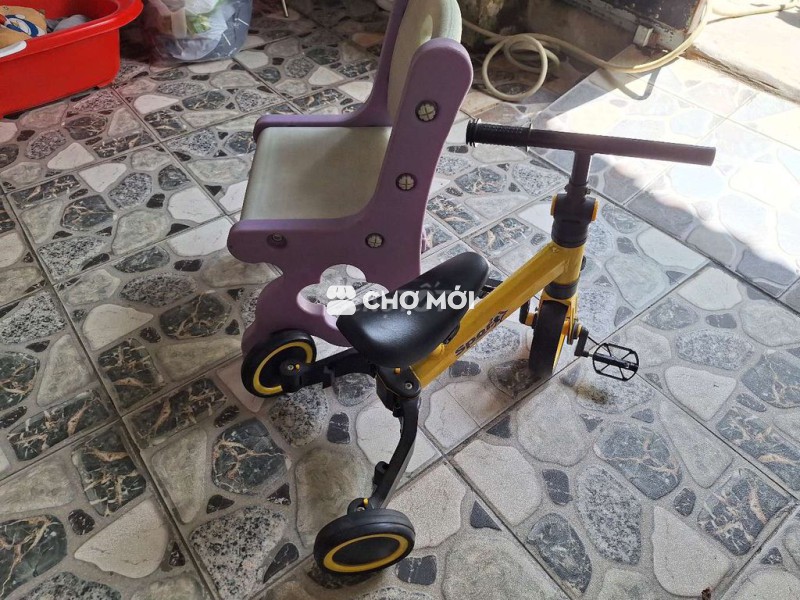 Dọn nhà bán xe và ghế cho bé như hình