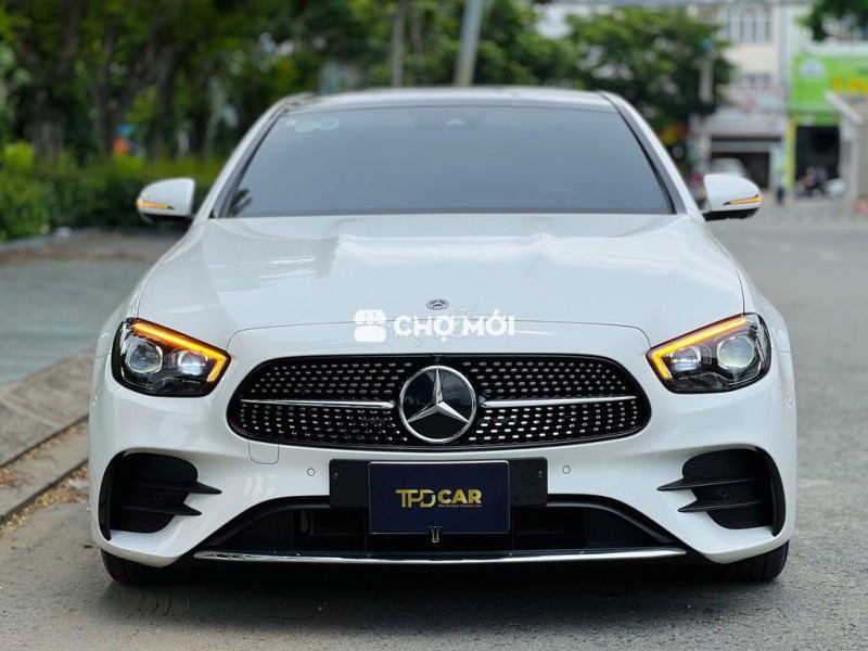 Mercedes E class 300 màu trắng-21,600km