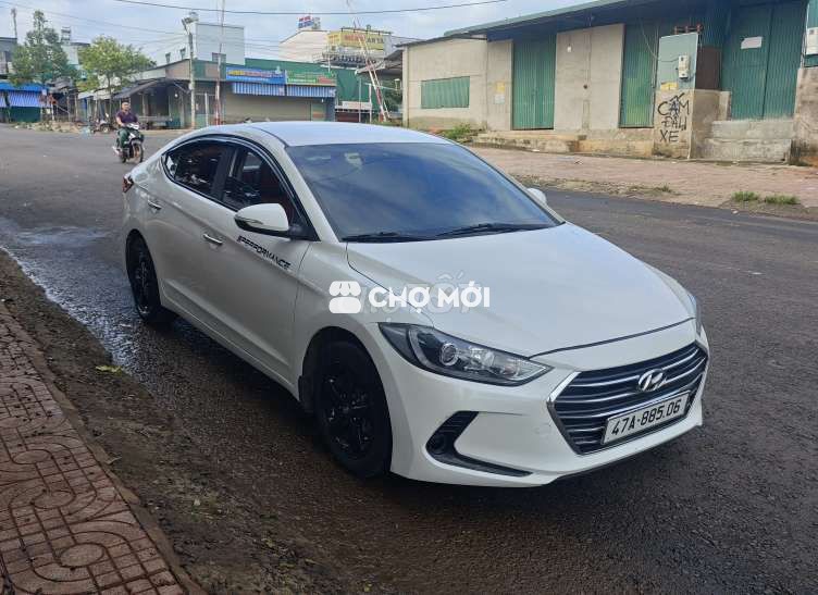 GĐ bán chiếc xe Elantra 2016 1.6 MT - 79000 km