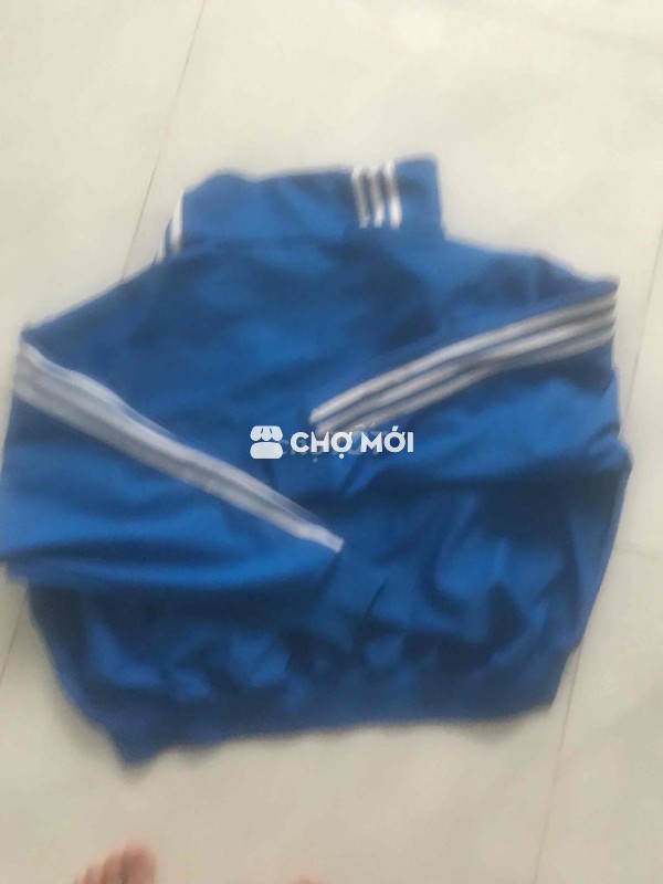 áo hiệu adidas còn dư nên pass lại