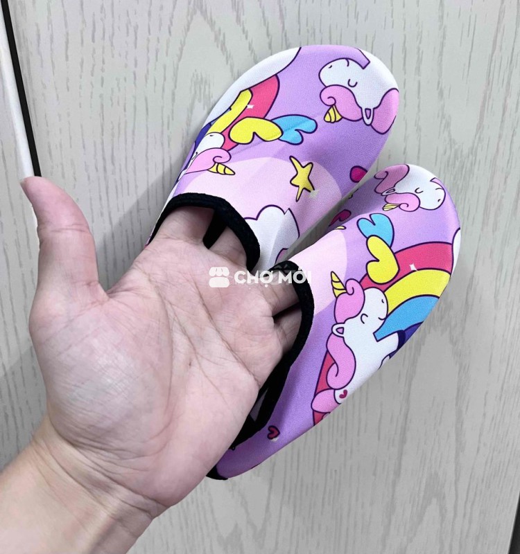 Giày đi biển cho bé size 30/31 mới