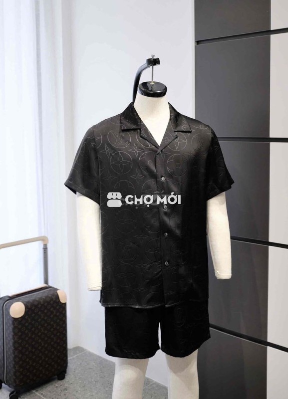 Bộ Lụa Nam L.V Đen Vân Chìm Cao Cấp