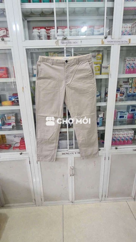 Quần kaki Giordano màu kem sáng