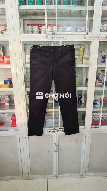 Quần kaki Uniqulo màu đen mun