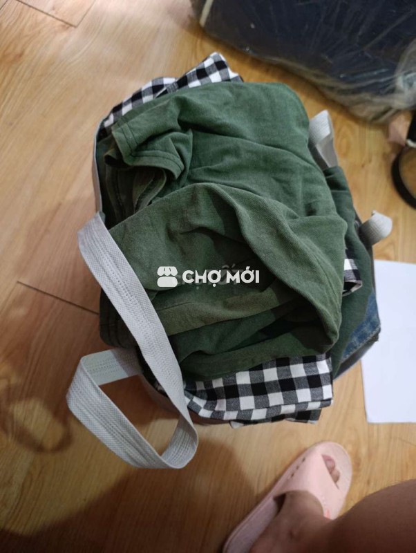 Cho tặng quần áo cũ nữ