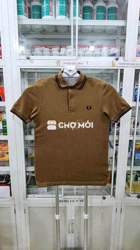 Áo thun Polo FREDPERRY bông lúa London màu nâu tây