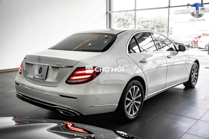 Mercedes Benz E200 trắng / nâu 2019