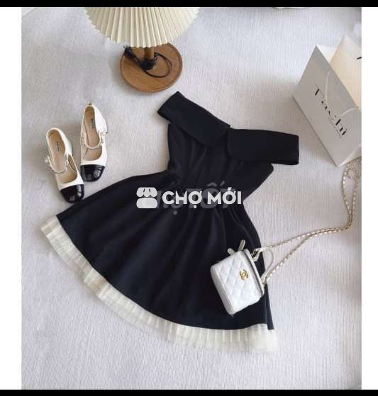 Đầm trễ vai nữ đen phối voan kem Aster Dress