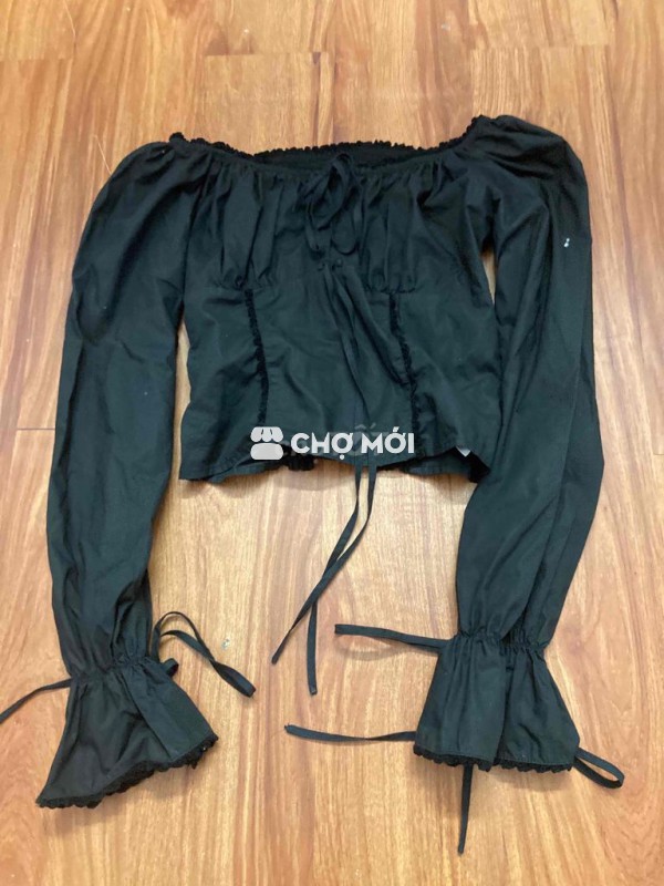 Áo cổ vuông, tay dài cánh bướm.