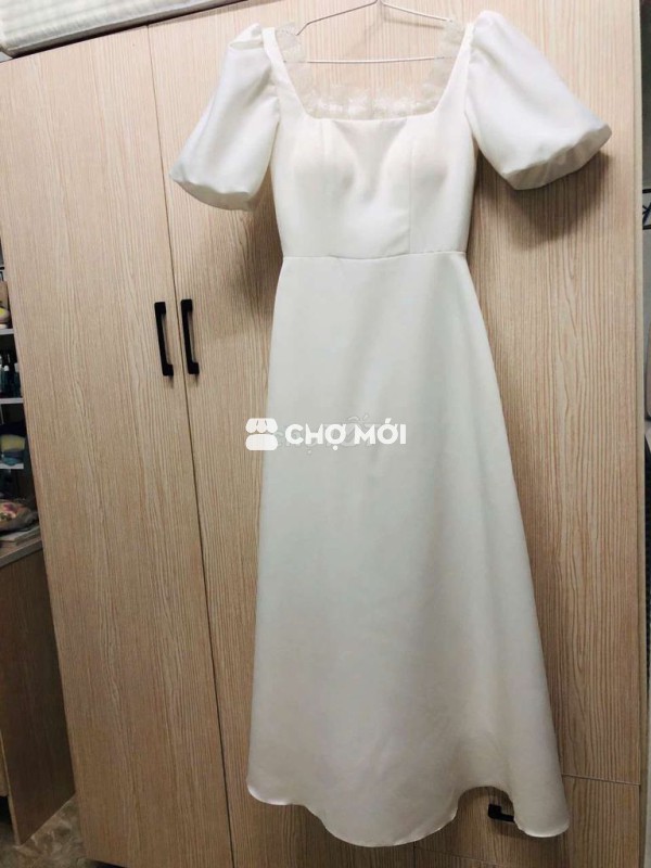 Váy cưới đơn giản đi bàn, chụp ảnh cực xinh.