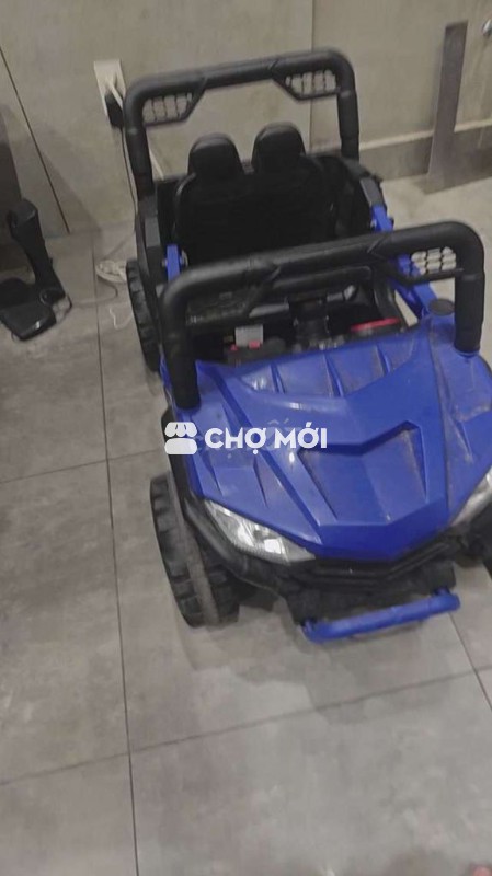 Xe hơi trẻ em màu xanh dương