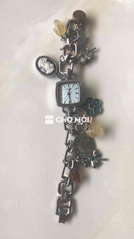 đeo không vừa cho em ra đi để mua cái khác