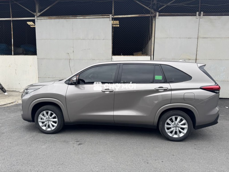 Chính chủ cần bán Innova Cross 2025 mới lăn bánh