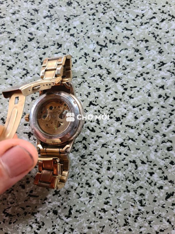 Đồng hồ mạ vàng tự động còn chạy tốt