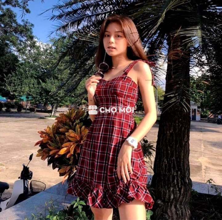 Váy liền hai dây kẻ caro đỏ đô