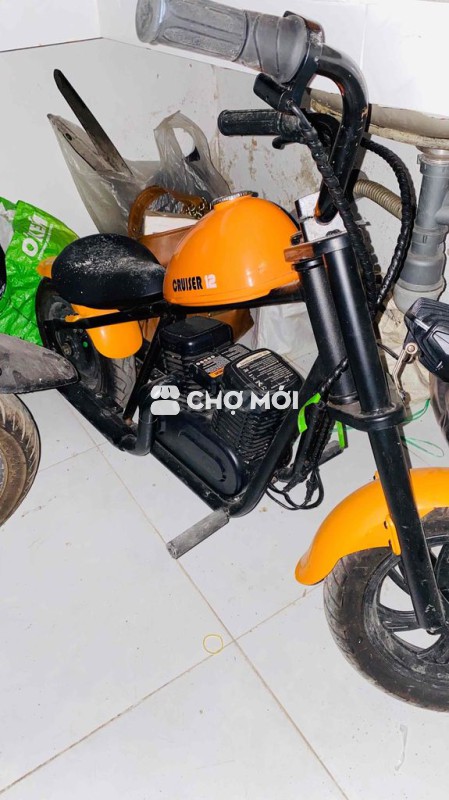 2 xe thể thao như hình