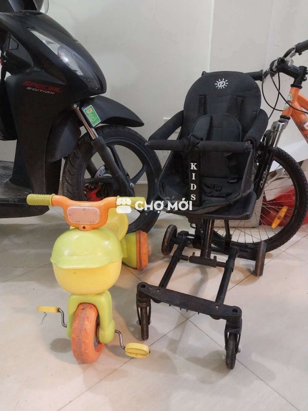 Xe đẩy trẻ em và xe đạp nhựa tập đi