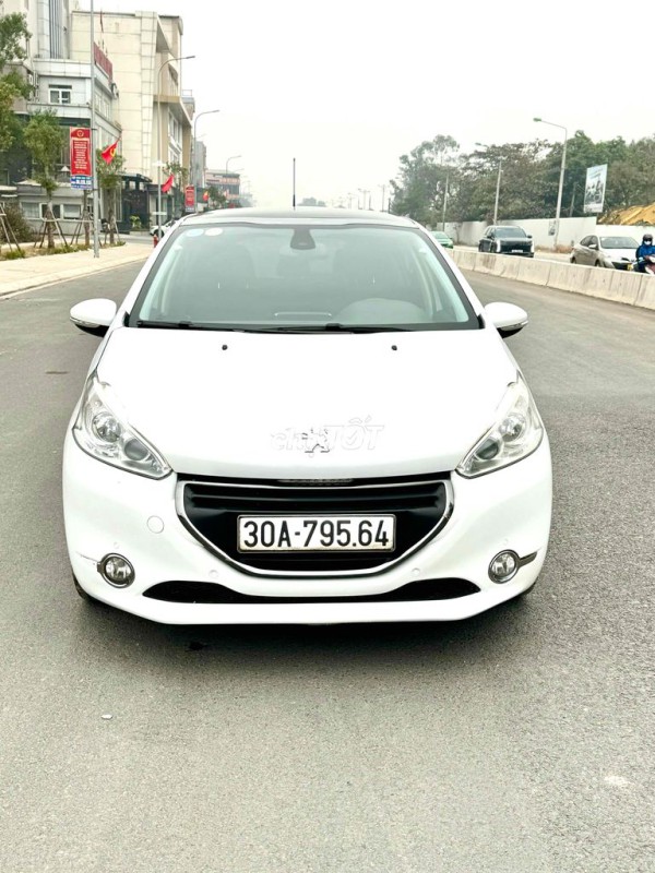Peugeot 208 2015 1.6L AT - 80000 km