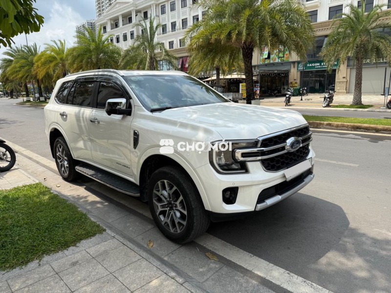 Bán Ford Everest 2024 Titanium màu Trắng đi kỹ