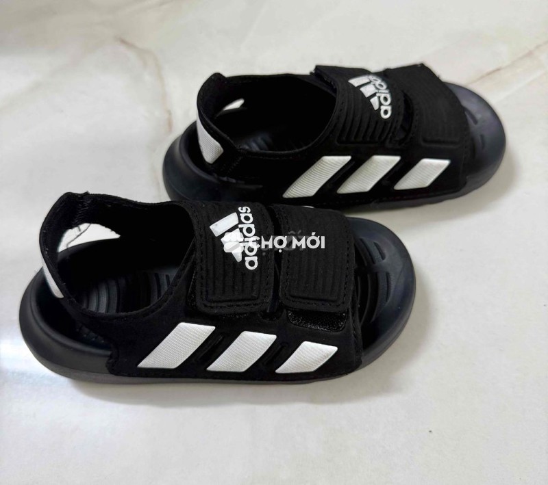 Giày Adidas đen trắng size 8K