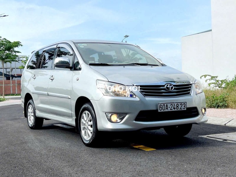 Toyota Innova 2013 2.0V - Ghi bạc
