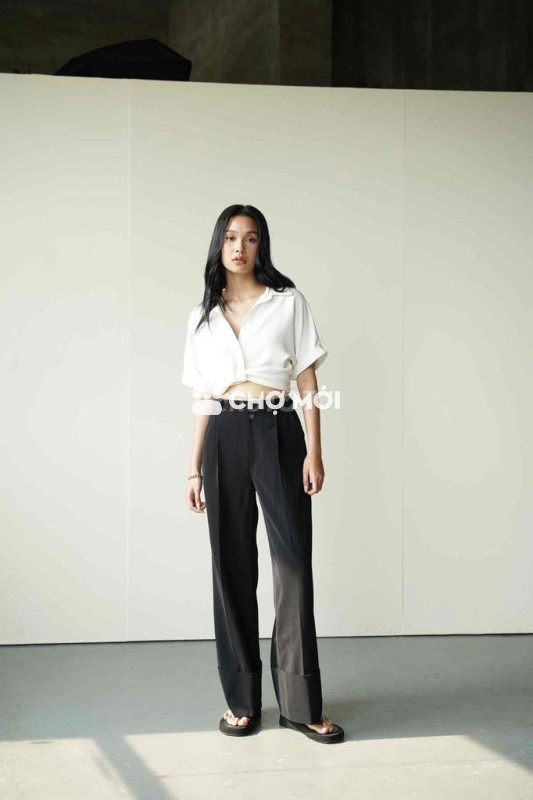 áo sơ mi croptop và quần vải gấp gấu monotalk