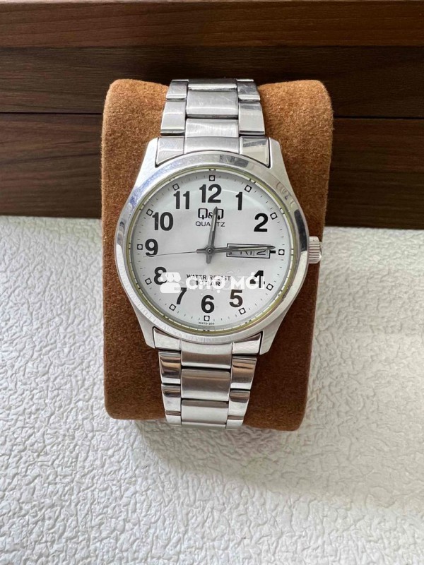 Đồng hồ hiệu Q&Q của citizen