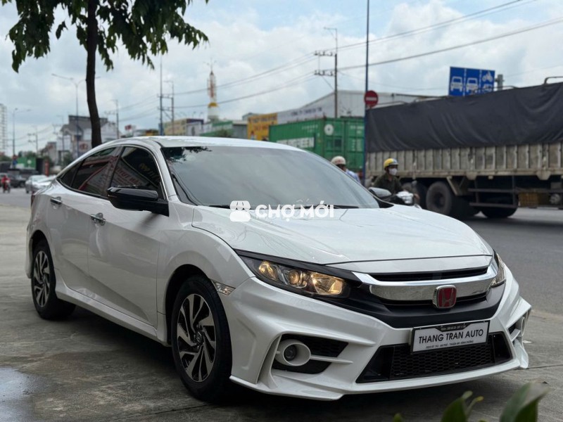 Honda Civic 1.8E màu trắng 2018