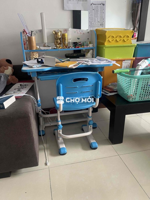 Bàn học sinh từ lớp 1 có thể điều chỉnh độ cao