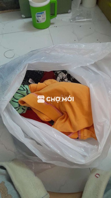 Có một số quần áo cần TẶNG lại