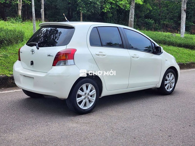 Toyota yaris nhập nhật xe lăn bánh 2011std .