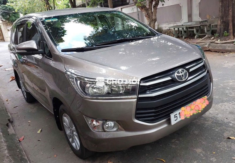 Nhà cần bán xe Innova E 2018 màu ánh kim đẹp