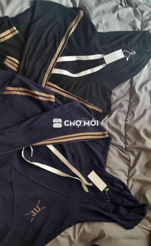Áo khoác mới "tươm"