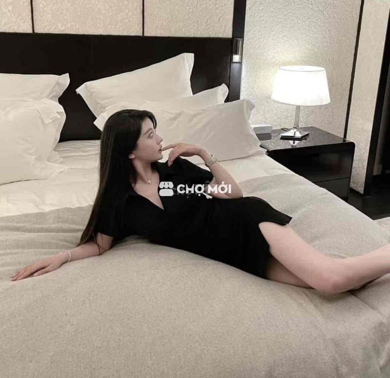 đầm polo xẻ trước