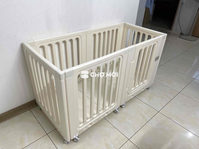 Cũi nhựa di động có bánh xe cho bé