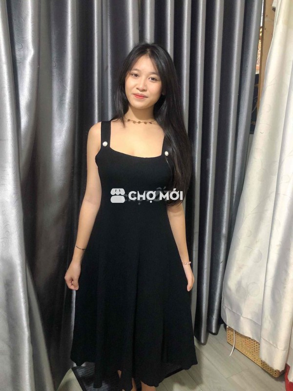 Váy đen đơn giản sang trọng