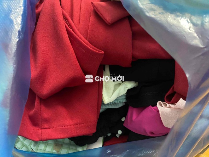 Cần cho quần áo mẹ và bé gái