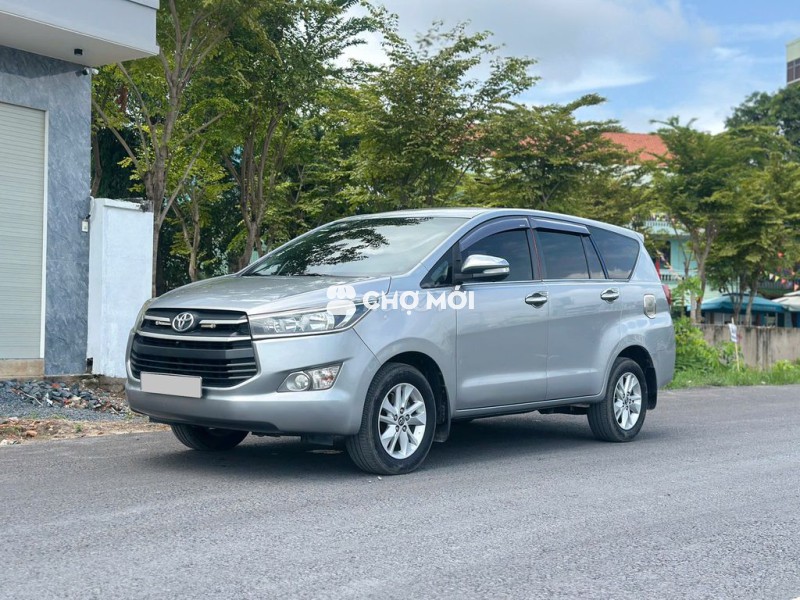 Toyota Innova 2017 số sàn màu xám