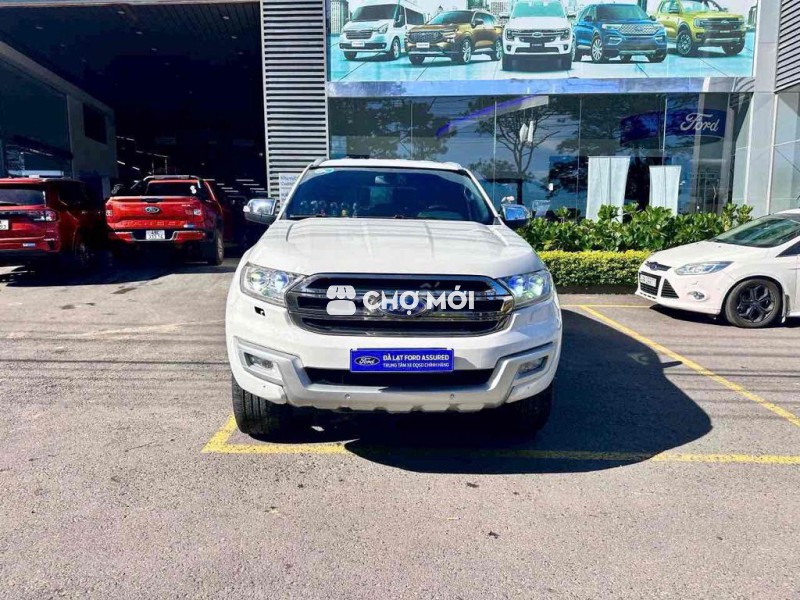 Ford Everest Titanium 4x2 2017 - xe trắng giá hời