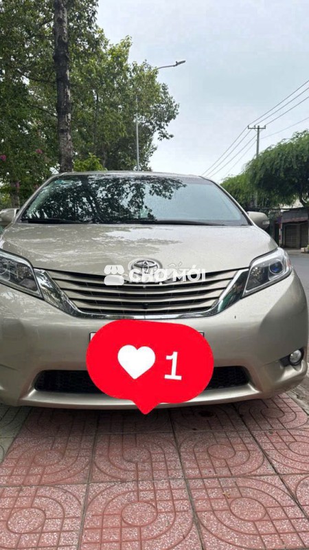 Toyota Sienna 2015 3.5LE màu vàng cát