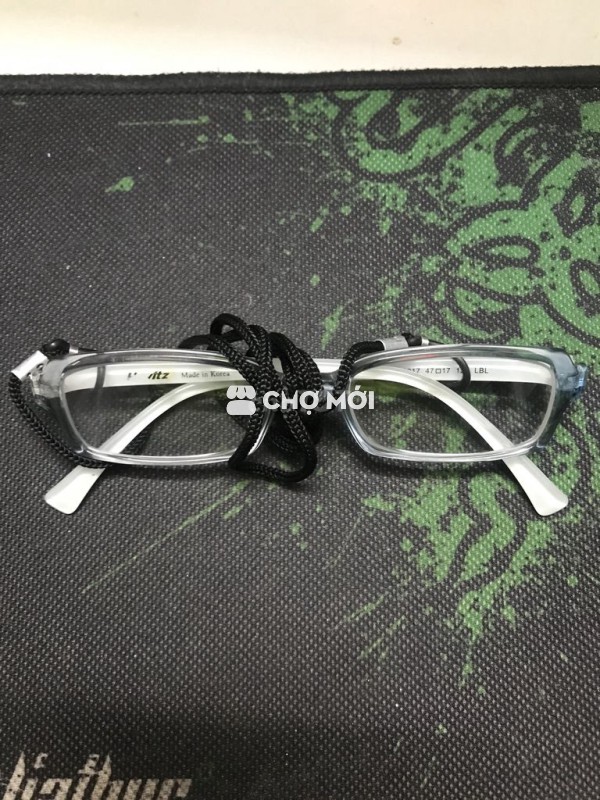 Kính mắt cho bé tiểu học