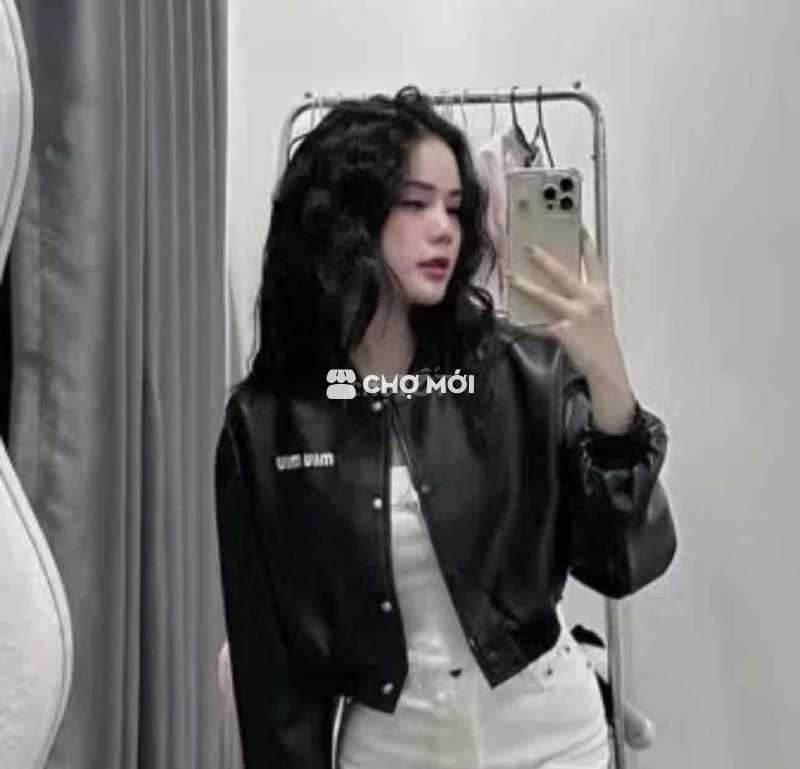 Áo khoác bomber MIu Miu dáng lửng Croptop đen