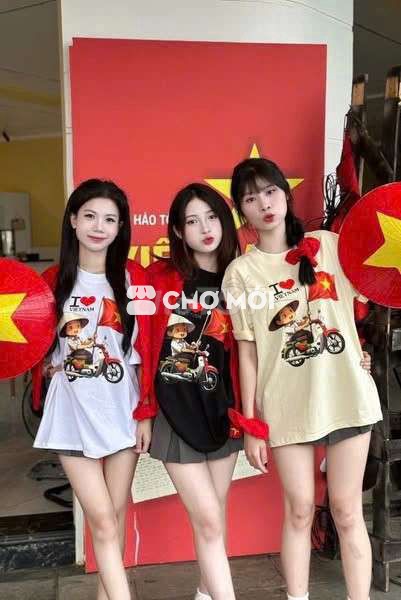 Áo Phông Quốc Khánh in Cô Gái Cầm Cờ