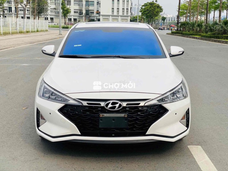 Hyundai Elantra Trắng Sedan 5 Chỗ, Sản Xuất 2020