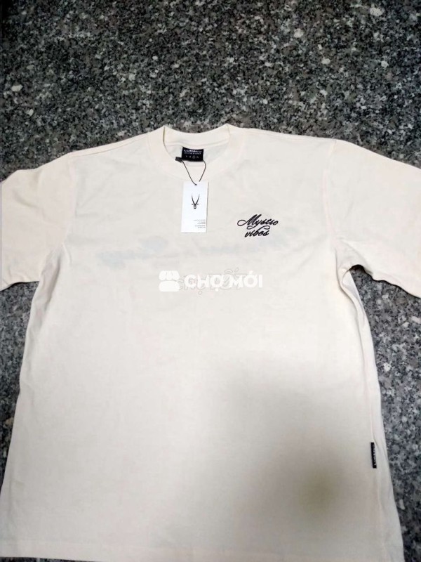 Cần xả 2 cái áo thun trắng lunacy như hình